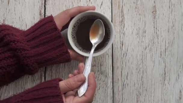 Top down skott hand under omrörning kopp kaffe — Stockvideo
