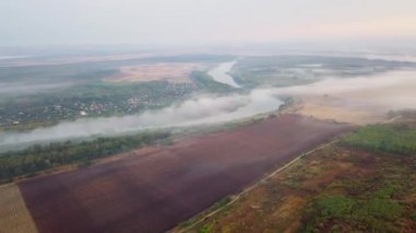 Yavaşça bir nehir kıyısına bakıyorum Dinyester ve sabah güneşiyle kaplı küçük bir köy..