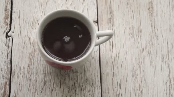 Filiżanka Kawy Bliska Krople Wody Kształcie Koła Wpadające Czarnej Kawy — Wideo stockowe