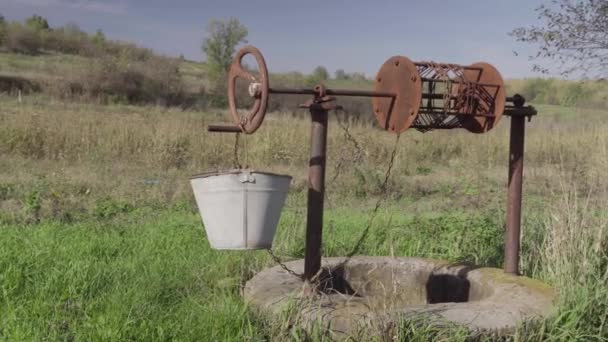Viejo Pozo Agua Granja Rural Pozo Abandonado Medio Hierba Verde — Vídeos de Stock