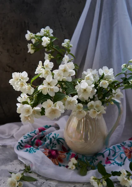 茉莉花在一个白色的花瓶里 春花静物画 — 图库照片
