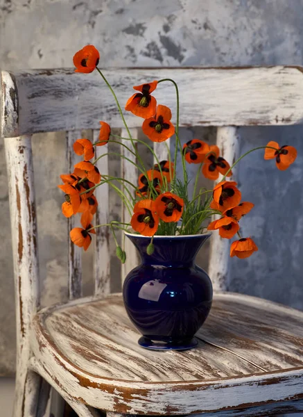 Een Weinig Red Poppies Boeket Gerangschikt Klassieke Stijl — Stockfoto