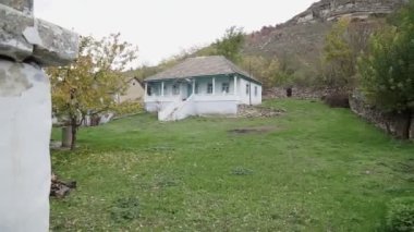 Steadicam shot: Moldova köyündeki eski bir mimarlık evi. Morovaia Köyü.