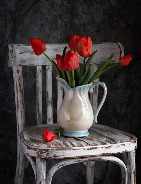 Букет Красных Тюльпанов Белой Вазе Винтажном Погребе День Святого Валентина — стоковое фото