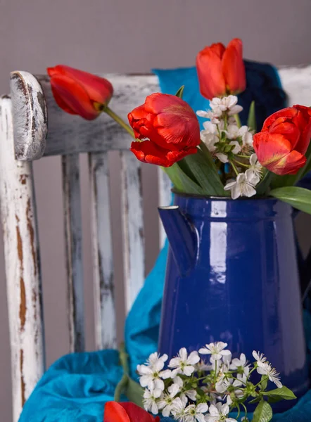 Ramo Tulipanes Rojos Jarrón Azul Sobre Cher Vintage San Valentín — Foto de Stock