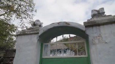 Steadicam shot: Moldova köyündeki eski bir mimarlık evi. Morovaia Köyü.