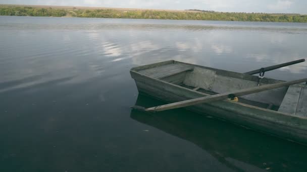 Alte Holzboote Ufer Des Flusses Zwei Alte Hölzerne Fischerboote Ufer — Stockvideo