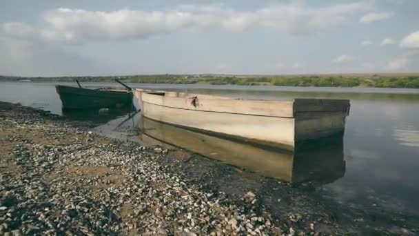 Viejos Botes Madera Orilla Del Río Dos Viejos Barcos Pesqueros — Vídeos de Stock