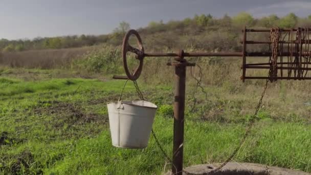 Uma Velha Fonte Água Herdade Rural Poço Abandonado Meio Relva — Vídeo de Stock