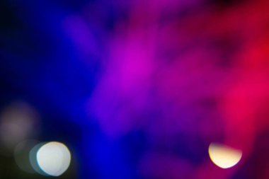 Yılbaşı çelenklerinin arka planı yıldızlar gibi. Noel atmosferinde çelenkler yankılanıyor.