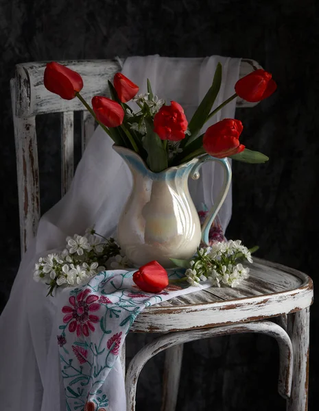 Ramo Tulipanes Rojos Jarrón Blanco Sobre Cher Vintage San Valentín — Foto de Stock