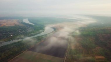 Yavaşça bir nehir kıyısına bakıyorum Dinyester ve sabah güneşiyle kaplı küçük bir köy..