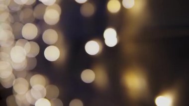 Siyah arka planda çok renkli bokeh ışıkları parıldıyor. Yeni yıl arkaplanı. Soyut bulanık Noel şenlik videosu.