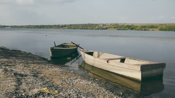 Viejos Botes Madera Orilla Del Río Dos Viejos Barcos Pesqueros — Vídeos de Stock