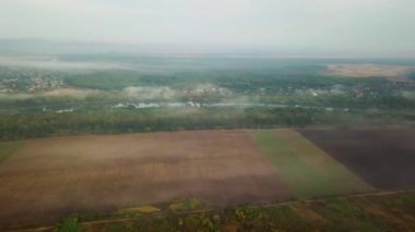 Yavaşça bir nehir kıyısına bakıyorum Dinyester ve sabah güneşiyle kaplı küçük bir köy..