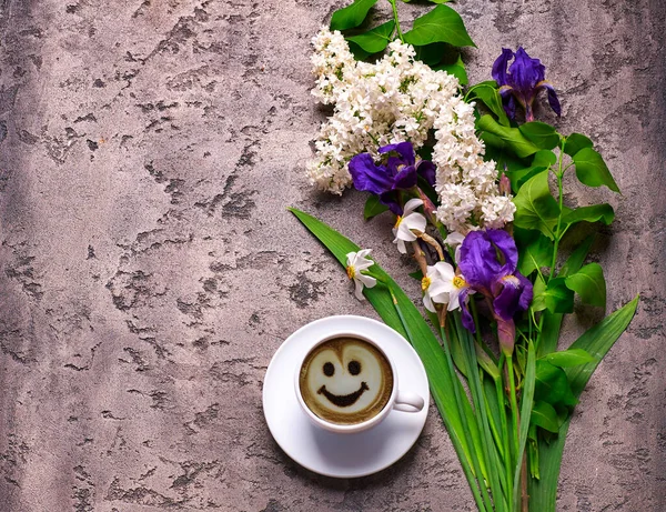 Кофе Лиловые Цветы Сером Бетонном Фоне — стоковое фото