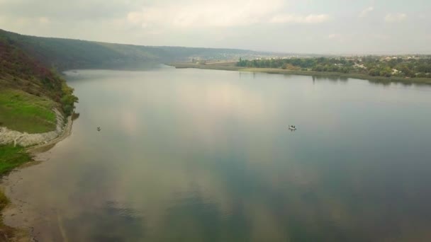 空中拍摄的农村风景与河流和小村庄 摩尔多瓦共和国 — 图库视频影像