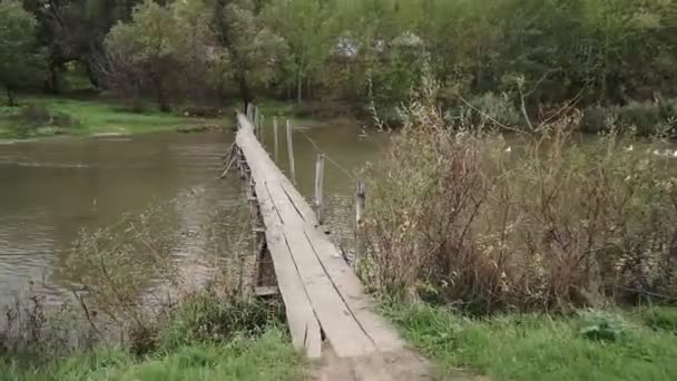 Gimbal Kamera Záběr Procházka Dřevěném Mostě Přes Horskou Řeku — Stock video
