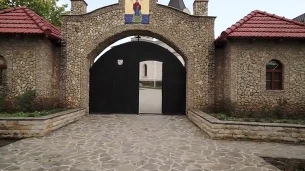 Vista Fachada Igreja Cristã Localizada Uma Colina Old Orhei República — Vídeo de Stock