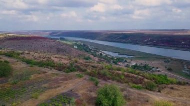 Nehir ve küçük köyle birlikte kırsal arazinin hava görüntüsü. Moldova Cumhuriyeti.