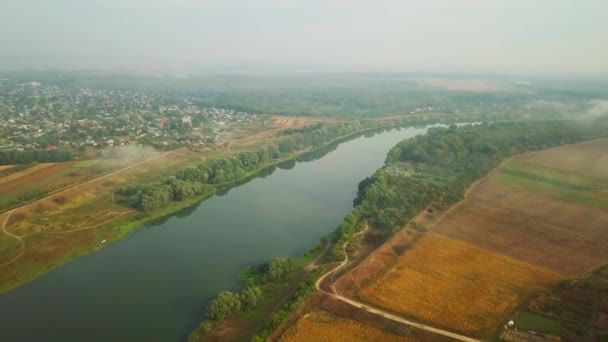 Lentement Regarder Dessus Une Rivière Dniester Petit Village Couvert Brouillard — Video