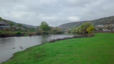Sonbahar zamanı küçük nehrin üzerindeki eski ahşap köprü.