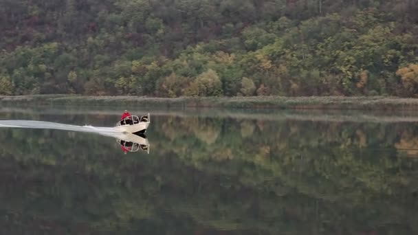 Otor Bateau Flottant Sur Rivière Jour Nuageux — Video