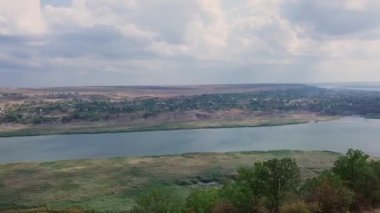 Nehir ve küçük köyle birlikte kırsal arazinin hava görüntüsü. Moldova Cumhuriyeti.