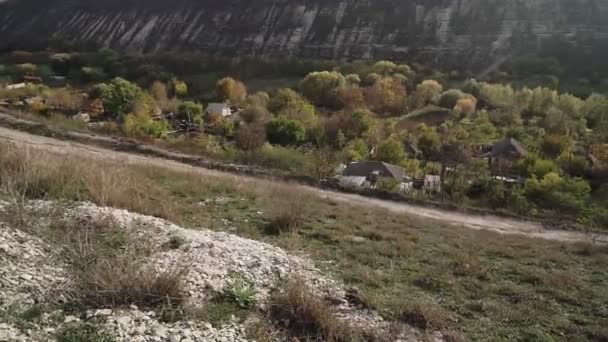 Güneşli Bir Sonbahar Gününde Vadideki Köy Manzarası — Stok video