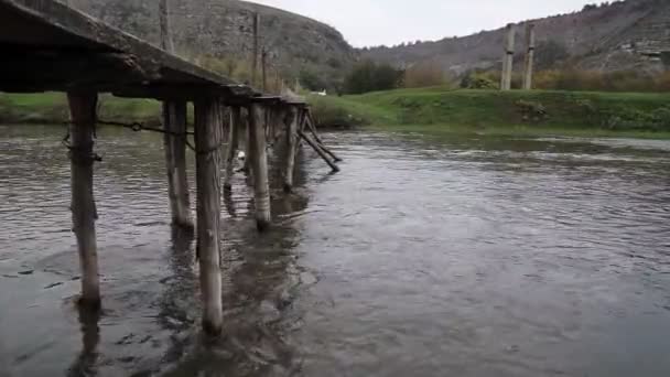 Sonbahar Zamanı Küçük Nehrin Üzerindeki Eski Ahşap Köprü — Stok video