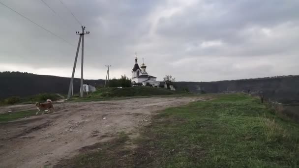 Moldova Nın Eski Orhei Kentindeki Bir Tepedeki Hristiyan Kilisesinin Manzarası — Stok video