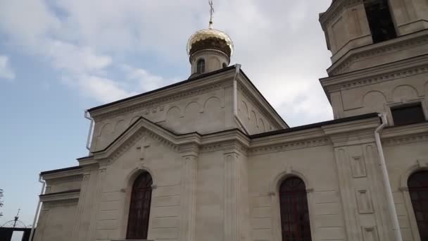 俯瞰位于摩尔多瓦共和国老奥里海山上的基督教教堂立面 前边的摄像头 — 图库视频影像