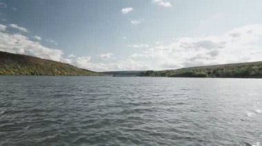Dniester nehri sonbaharda Güzel bulutlu gökyüzü