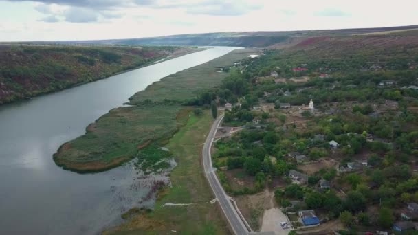 Повітряна зйомка сільського ландшафту з річкою і невеликим селом. Молдова. — стокове відео