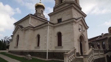 Moldova 'nın Eski Orhei kentindeki bir tepenin üzerindeki Hristiyan kilise cephesinin görüntüsü. Öndeki kamera muving.