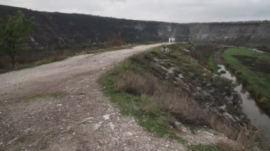 Yaşlı Orhei taşı sonbahar günbatımında Moldova Re 'de kiliseyi oydu. Moldovalı, Hıristiyan.