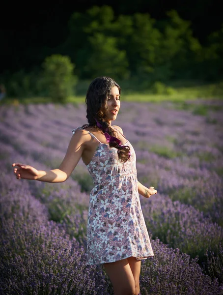 Porträtt Härlig Brunett Flicka Lavendel Fält Sommarlavendel Modell Poserar Framför — Stockfoto