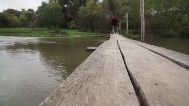 Antiguo Puente Madera Sobre Pequeño Río Otoño — Vídeo de stock