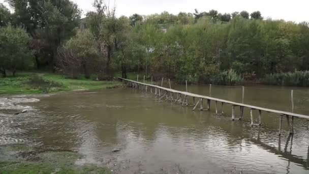 Старый Деревянный Мост Через Реку Осенью — стоковое видео
