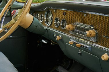 Kishinev, Moldova, 5 Kasım 2020: Şehirde eski bir eski araba. Siyah GAZ-13 SSCB Rus arabası. Efsane, öne..