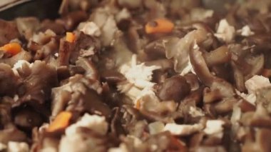 Tavada kızartılmış mantarlı et..