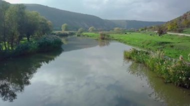 Sonbahar manzarasında Nehir ve Smal Moldova köyü üzerinde insansız hava aracı uçuşu. Moldova Cumhuriyeti.