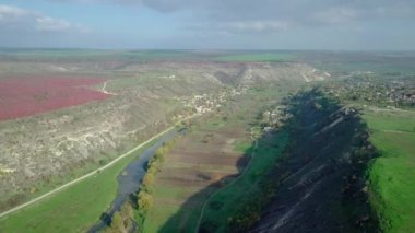 Sonbahar manzarasında Nehir ve Smal Moldova köyü üzerinde insansız hava aracı uçuşu. Moldova Cumhuriyeti.