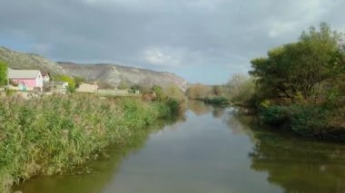 Sonbahar manzarasında Nehir ve Smal Moldova köyü üzerinde insansız hava aracı uçuşu. Moldova Cumhuriyeti.