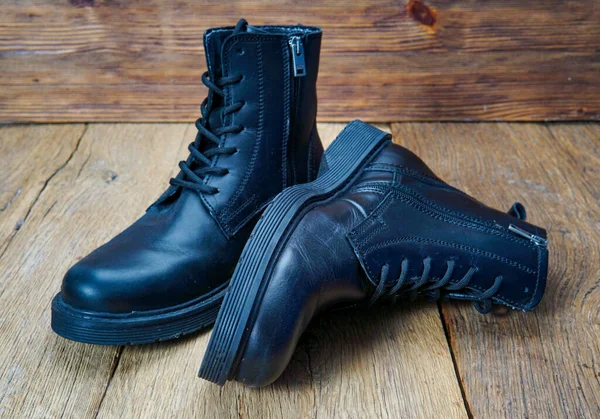 Primer Plano Hermosos Cómodos Zapatos Invierno Para Hombre Sobre Fondo — Foto de Stock