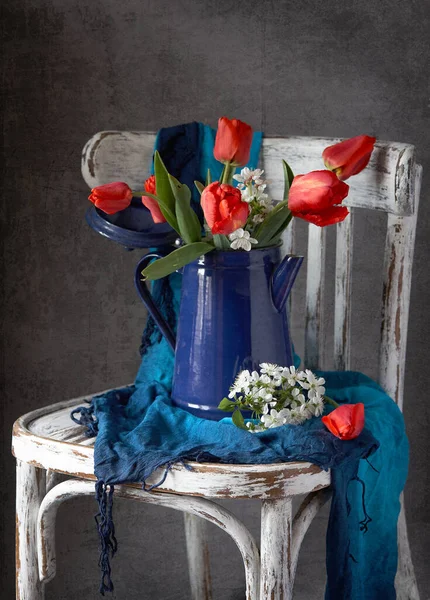 Ramo Tulipanes Rojos Jarrón Azul Sobre Cher Vintage San Valentín — Foto de Stock