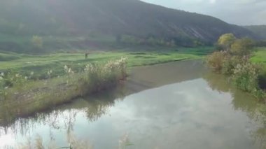 Sonbahar manzarasında Nehir ve Smal Moldova köyü üzerinde insansız hava aracı uçuşu. Moldova Cumhuriyeti.