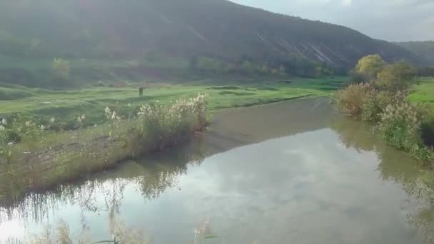 Drone Vlucht Rivier Klein Moldavian Dorp Herfst Landschap Moldavië Republiek — Stockvideo