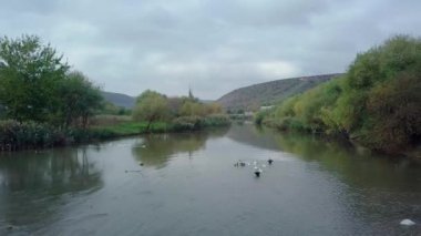 Sonbahar manzarasında Nehir ve Smal Moldova köyü üzerinde insansız hava aracı uçuşu. Moldova Cumhuriyeti.