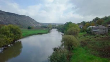 Sonbahar manzarasında Nehir ve Smal Moldova köyü üzerinde insansız hava aracı uçuşu. Moldova Cumhuriyeti.